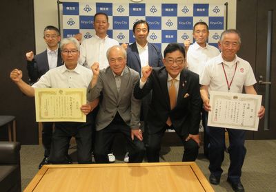 写真：桐生OB野球クラブ様による第31回太田市長旗争奪東日本還暦軟式野球大会優勝報告の様子1