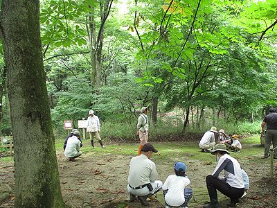 写真：ハンミョウ広場の木陰で輪になる子どもたち