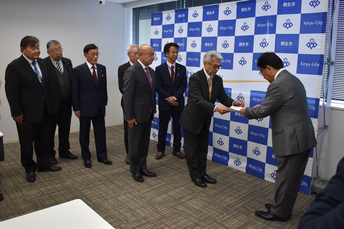 写真：市長に文書を提出
