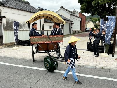 写真：電リキ車重伝建ガイドツアー出発式の様子1