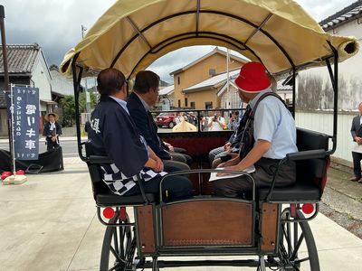 写真：電リキ車重伝建ガイドツアー出発式の様子2