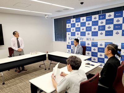 写真:桐生新町伝統的建造物群保存地区まち歩きマップ 贈呈式の様子3