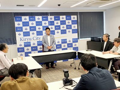 写真:桐生新町伝統的建造物群保存地区まち歩きマップ 贈呈式の様子5