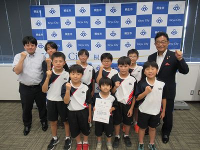 写真：第42回若葉カップ全国小学生バドミントン大会出場報告の様子1
