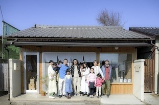 移住者たちが並んだ写真