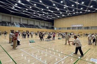 高齢者参加の輪投げ大会