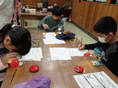 写真：顕微鏡を覗く子どもたち
