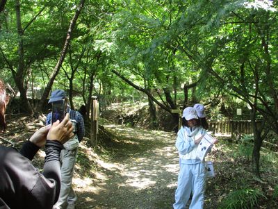 写真:受命版を設置する木の前で