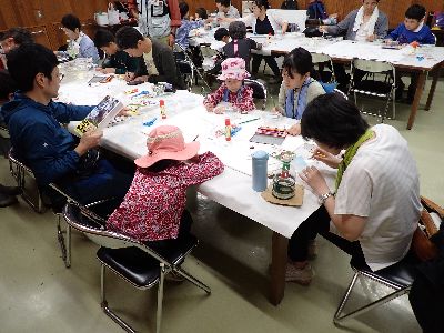 写真：生きものマップに取り組む親子