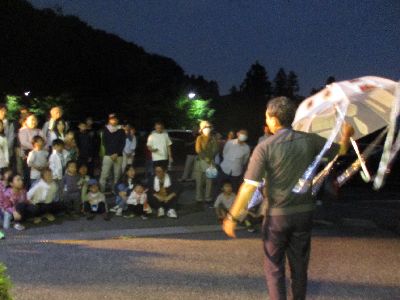写真：道具を使い解説する指導員