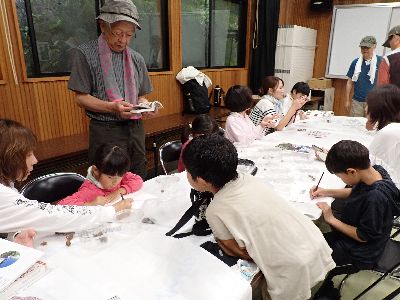 写真：スケッチする参加者