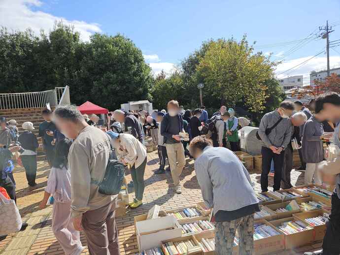たくさんの来場者でにぎわう市民古本市