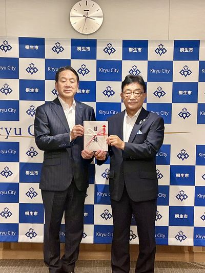 写真:株式会社ダーウィン様からの寄附の受け入れの様子