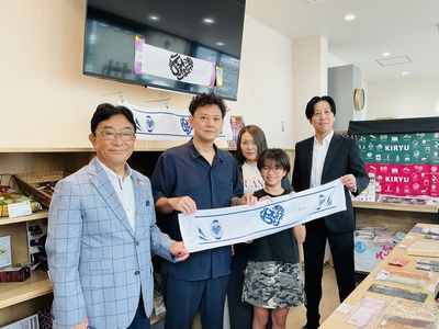 写真：2026桐生八木節まつりタオルデザインコンテストグランプリ受賞者記念品授与式の様子1