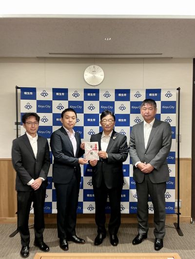 写真:株式会社野村建設工業 様からの寄附の受け入れの様子