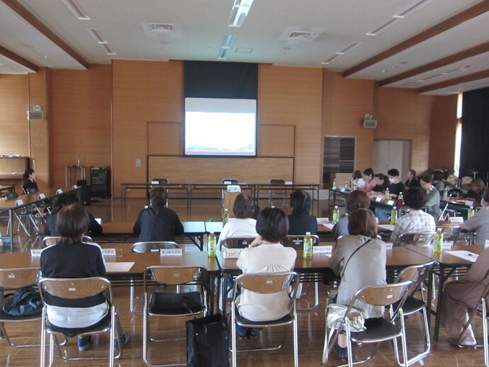 防火クラブ員に対して防火講話を実施している様子