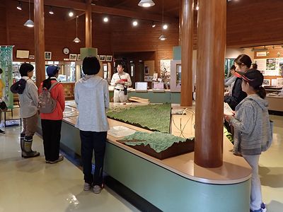 写真:ジオラマを囲んで顔合わせをする参加者たち